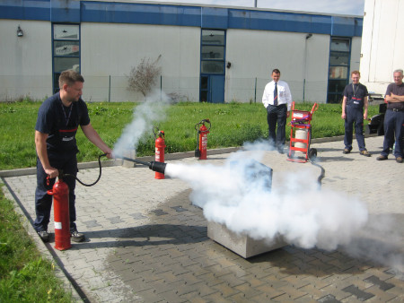 Schulung am Feuerlöschtrainer